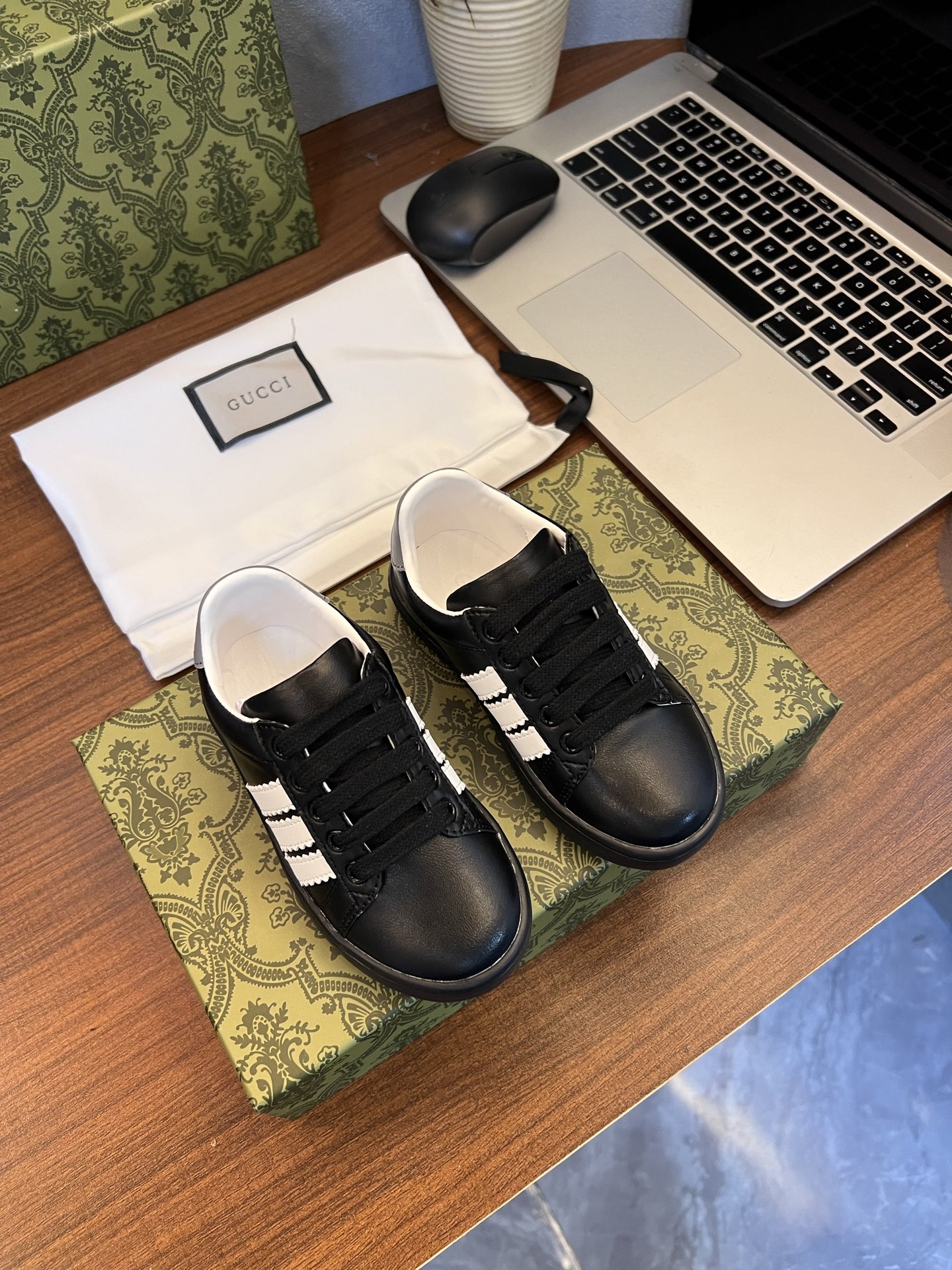 Children's shoes child
